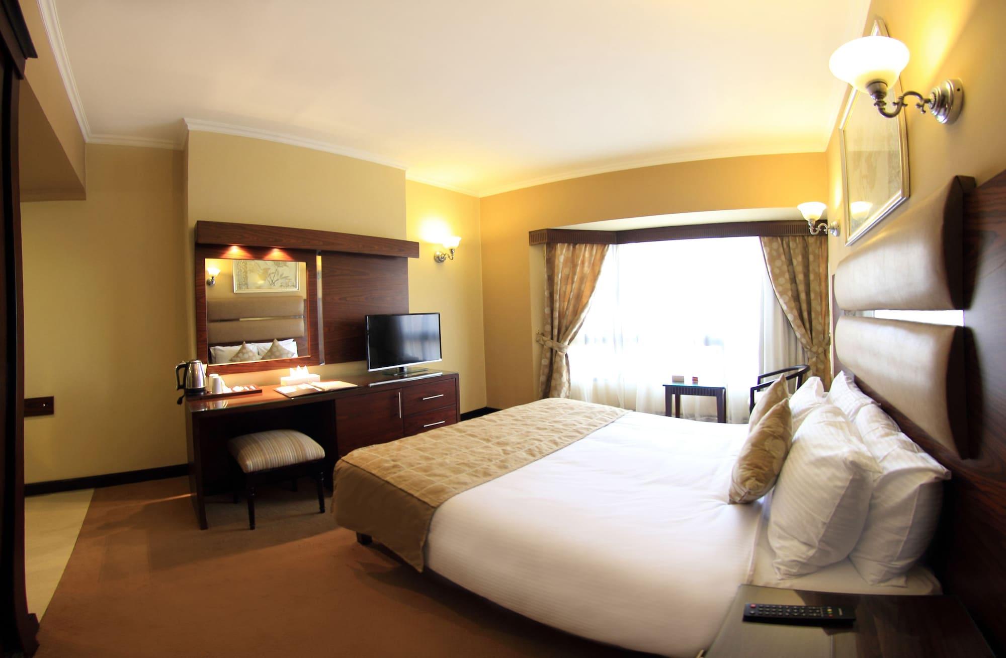 โรงแรมพิรามิซา ไคโรสวีทส์แอนด์คาสิโน Giza ภายนอก รูปภาพ A room at the hotel
